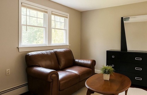 Sharon Apartamento | Beautiful two-bedroom residence nestled in the lovely town near Boston