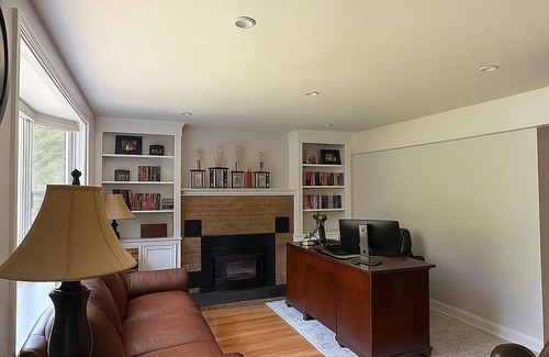 Sharon Apartamento | Beautiful two-bedroom residence nestled in the lovely town near Boston