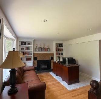 Sharon Apartamento | Beautiful two-bedroom residence nestled in the lovely town near Boston