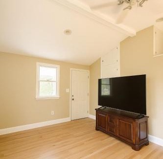 Sharon Apartamento | Beautiful two-bedroom residence nestled in the lovely town near Boston