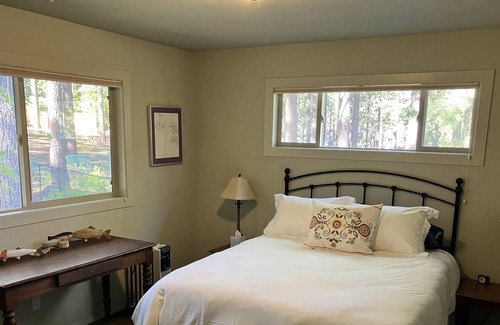 Skyland Chalet De Esquí | Beautiful two level Chalet in upscale lakefront neighborhood