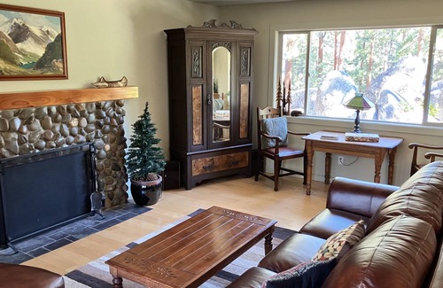Skyland Chalet De Esquí | Beautiful two level Chalet in upscale lakefront neighborhood