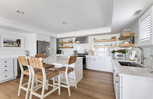 Avalon Condominio | Hermoso de dos pisos vistas a la bahía de condominios ubicado en el corazón de Avalon!