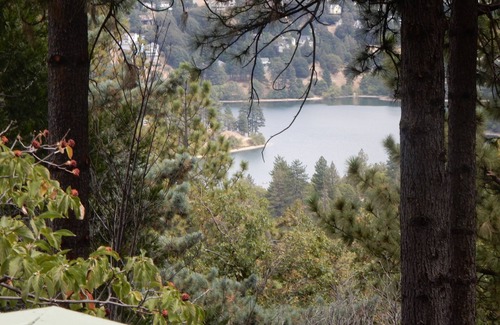 Crestline Chalet De Esquí | Chalet de dos pisos con vista al lago con tres habitaciones, dos baños y una sala de recreación.