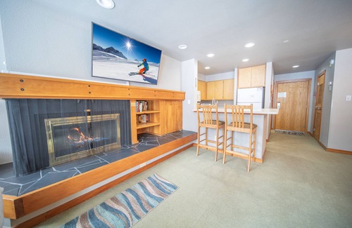 Lakeside Village Condominio | Beautiful Unit with lake views and a free shuttle