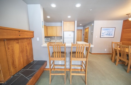 Lakeside Village Condominio | Beautiful Unit with lake views and a free shuttle