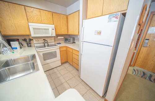 Lakeside Village Condominio | Beautiful Unit with lake views and a free shuttle
