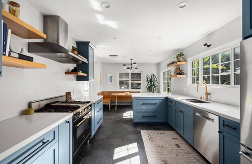 Reseda Casa | Beautiful Updated 3BR House With King Size Bed, Pool, Spa, FirePit, & EV Charger