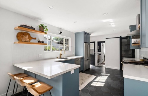 Reseda Casa | Beautiful Updated 3BR House With King Size Bed, Pool, Spa, FirePit, & EV Charger