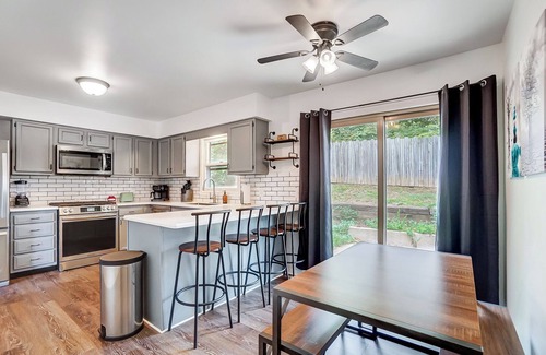Huntington Casa | Beautiful Updated 4 Bedroom Home in Huntington, King Bed, Close to University!