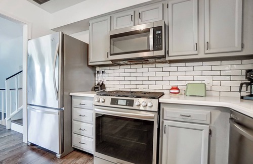 Huntington Casa | Beautiful Updated 4 Bedroom Home in Huntington, King Bed, Close to University!