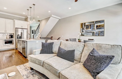 Hitch Village - Fred Wessels Homes Casa | Beautiful Upper East River Retreat! - Garage Parking Included!