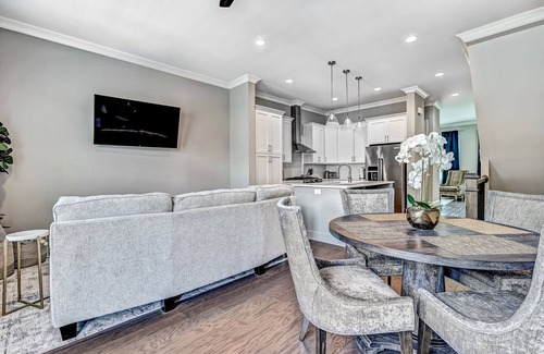 Hitch Village - Fred Wessels Homes Casa | Beautiful Upper East River Retreat! - Garage Parking Included!