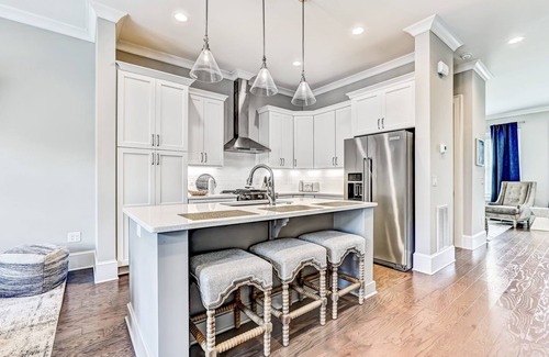Hitch Village - Fred Wessels Homes Casa | Beautiful Upper East River Retreat! - Garage Parking Included!