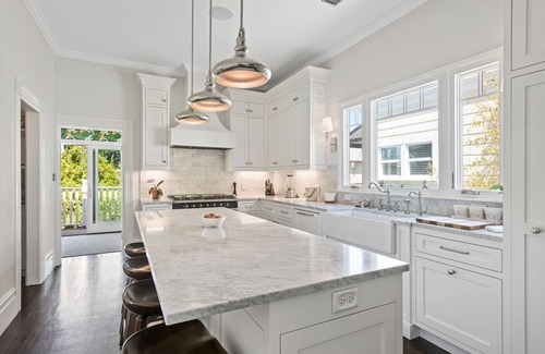 West Alameda Casa | Beautiful upper level 2b/2b flat in 1885 Queen Anne Cottage in Alameda
