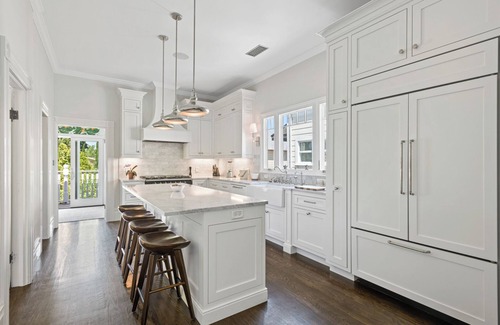 West Alameda Casa | Beautiful upper level 2b/2b flat in 1885 Queen Anne Cottage in Alameda