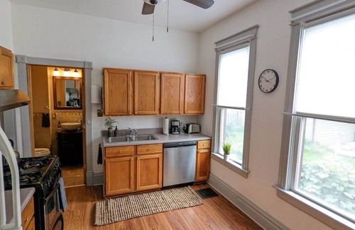 Bay View Apartamento | Beautiful, Upscale Split Level Home. Feels like a single family