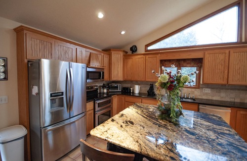 Young Harris Cabina | Beautiful Upscale 5 Bedroom Vacation Rental with Mountain Views Game Room