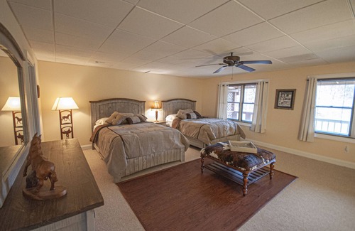 Young Harris Cabina | Beautiful Upscale 5 Bedroom Vacation Rental with Mountain Views Game Room