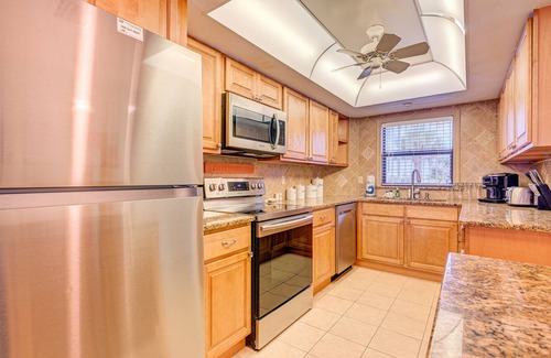 Ocean View Halifax Estates Condominio | Beautiful beachfront condo with pool, balcony, central AC & washer/dryer