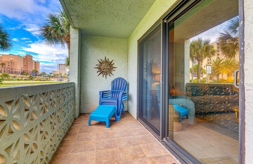 Ocean View Halifax Estates Condominio | Beautiful beachfront condo with pool, balcony, central AC & washer/dryer