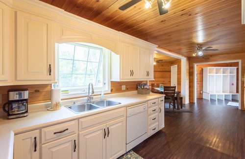 Grand Tracadie Casa | Hermosa casa de vacaciones cerca de Brackley Beach con 37 pies de piscina.