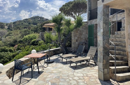 Marine de Davia Casa | Hermosa casa de vacaciones junto al mar con acceso a la playa de arena, wifi gratis
