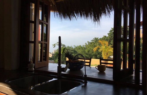Chacala Casa | Hermosa casa de vacaciones con vista al mar enclavada en la jungla con piscina