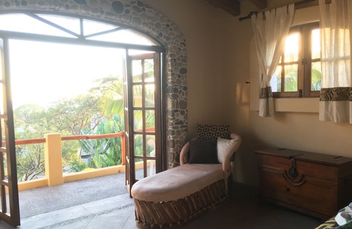 Chacala Casa | Hermosa casa de vacaciones con vista al mar enclavada en la jungla con piscina