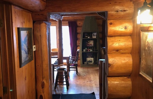 Hayward Casa | Beautiful Vacation Rental - Real Hand Scribed Log Home on Lovejoy Lake