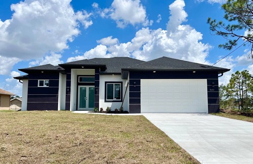 Sunshine Casa | Beautiful Vacation Home with a Private Fence