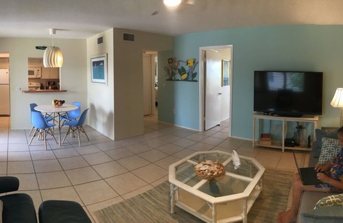 Golden Beach Condominio | Beautiful VENICE BEACH beachfront condo with private beach access, balcony, pool