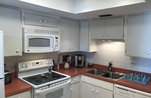 Golden Beach Condominio | Beautiful VENICE BEACH beachfront condo with private beach access, balcony, pool