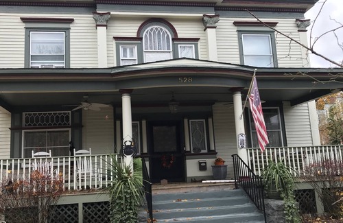 Glens Falls Apartamento | Beautiful,Victorian Apt ,very close to downtown for travel nurses and temps