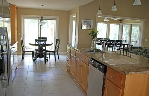 Blue Heron Lake Casa | Casa renovada con hermosa vista del lago Blue Heron