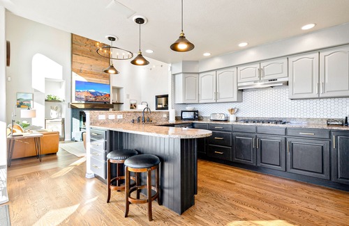 Briargate Casa | Beautiful views of the front range, and ample space to host large groups