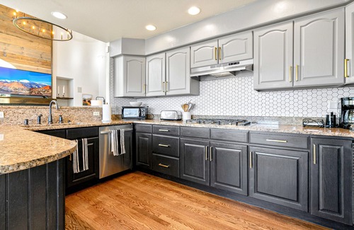 Briargate Casa | Beautiful views of the front range, and ample space to host large groups