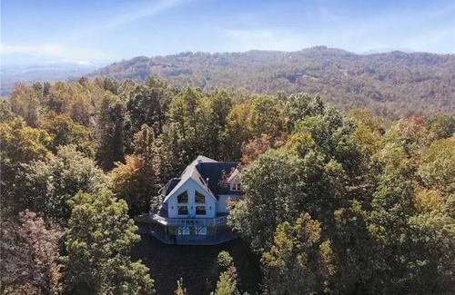 Boomer Casa | Beautiful views from every room in this spacious, secluded home with fast wifi