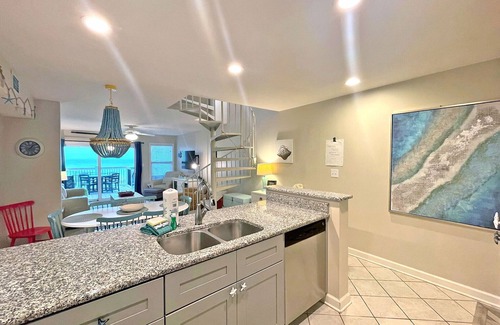 Pensacola Beach Casa | Hermosas vistas de Santa Rosa Sound, bien decoradas 2-br / 2. Casa adosada de 5 baños