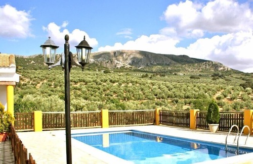 Montefrio Villa | Hermosa villa en un terreno privado con olivos y árboles frutales