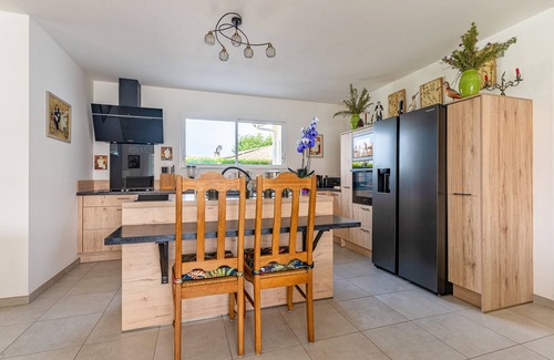 Gastes Casa | Bella villa a 500 m del lago con piscina y aire acondicionado