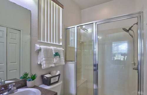 Calabay Parc Casa | Beautiful villa 7.5 miles from Disney's Animal Kingdom. Two master suites.