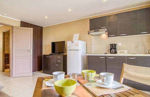 Bauduen Villa | Maravillosa casa de vacaciones con WIFI, A/C, TV, terraza, mascotas permitida y aparcamiento