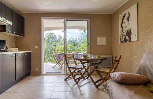 Bauduen Villa | Maravillosa casa de vacaciones con WIFI, A/C, TV, terraza, mascotas permitida y aparcamiento