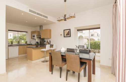 Arcos de la Frontera Casa | Maravillosa casa de vacaciones para 4 personas con piscina, A/C, WIFI, TV y terraza