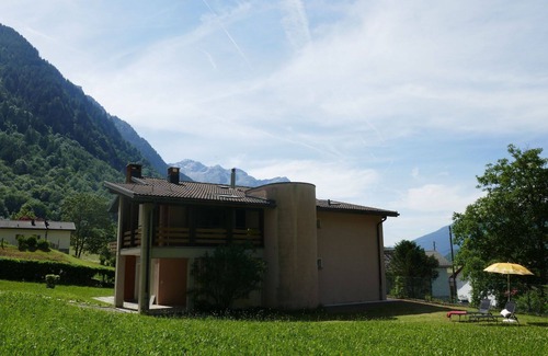 Blenio Casa | Estupenda casa de vacaciones con WIFI, TV, terraza, mascotas permitida y vista panorámica