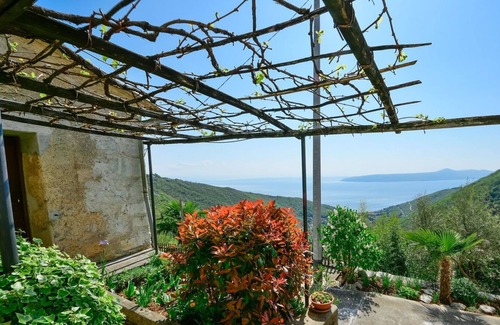 Sucici Casa | Maravillosa casa de vacaciones con WIFI, A/C, TV, terraza, vista panorámica y aparcamiento