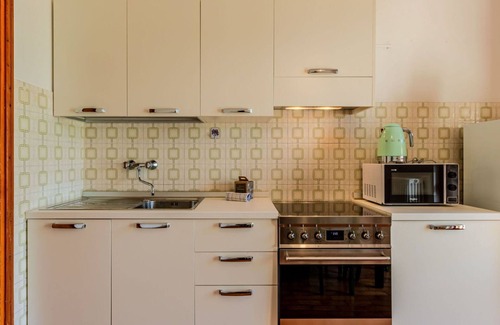 Malcesine Villa | Maravillosa casa de vacaciones con A/C, WIFI, TV, patio, mascotas permitida y aparcamiento