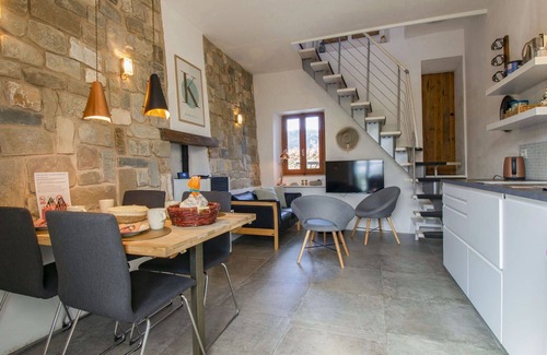 Mologno Casa | Preciosa casa de vacaciones con WIFI, piscina privada, TV, patio y mascotas permitida