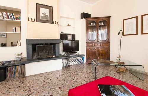 Cinquale Villa | Preciosa casa de vacaciones con WIFI, A/C, TV, terraza, mascotas permitida y aparcamiento